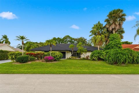 Photo of 2 Dunbar Rd, Palm Beach Gardens, FL 33418 (MLS # A11939239)