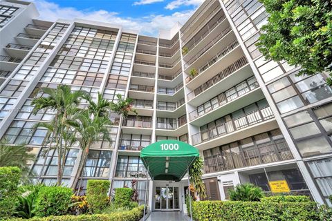 Photo of 1000 Parkview Dr #229, Hallandale Beach, FL 33009 (MLS # A11913422)