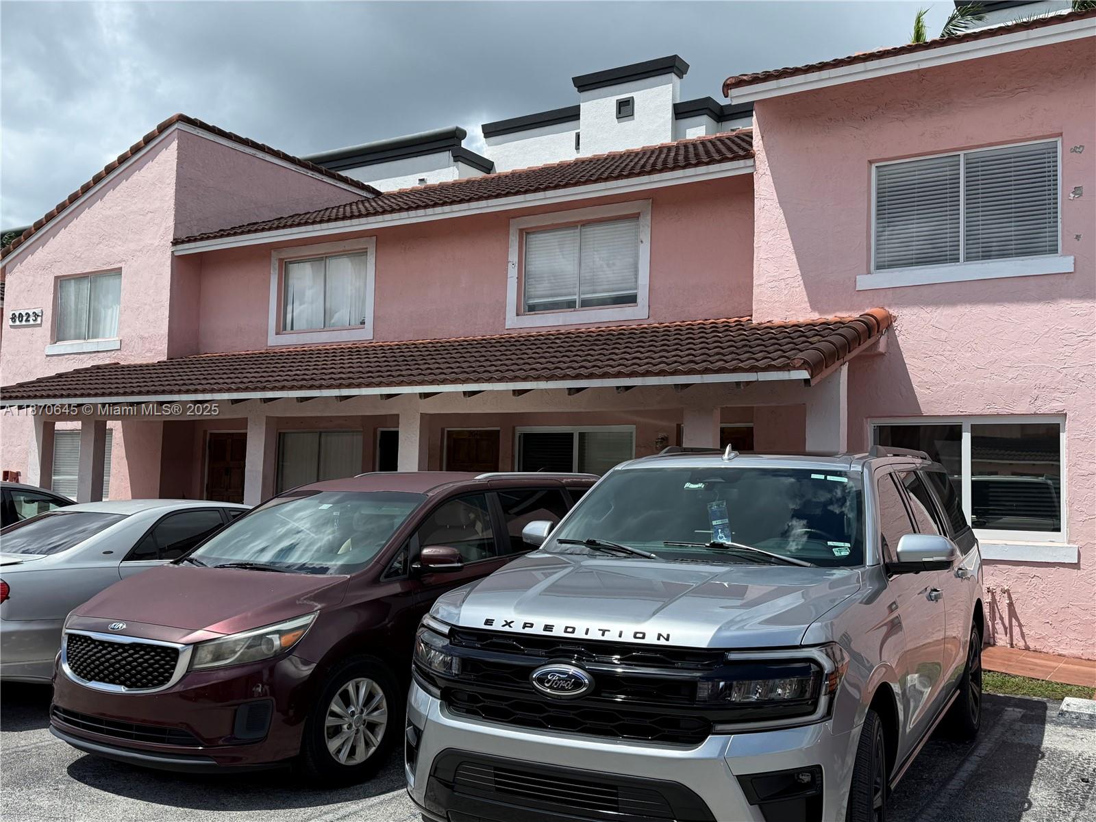 ? Beautifully remodeled 2-bed/2-bath condo in the heart of Doral! This spacious residence features a modern open layout with updated flooring, fresh finishes, and abundant natural light. The sleek kitchen includes upgraded cabinetry and countertops, and the convenience of an in-unit washer & dryer makes everyday living easy. Enjoy a private balcony with tranquil views, perfect for relaxing after a long day.
?? Located in a prime Doral community, you’ll be just minutes from Miami International Airport, Palmetto Expressway, CityPlace Doral, top restaurants, shops, and excellent schools. The well-maintained complex offers amenities such as a pool, tennis courts, and secure entry.
