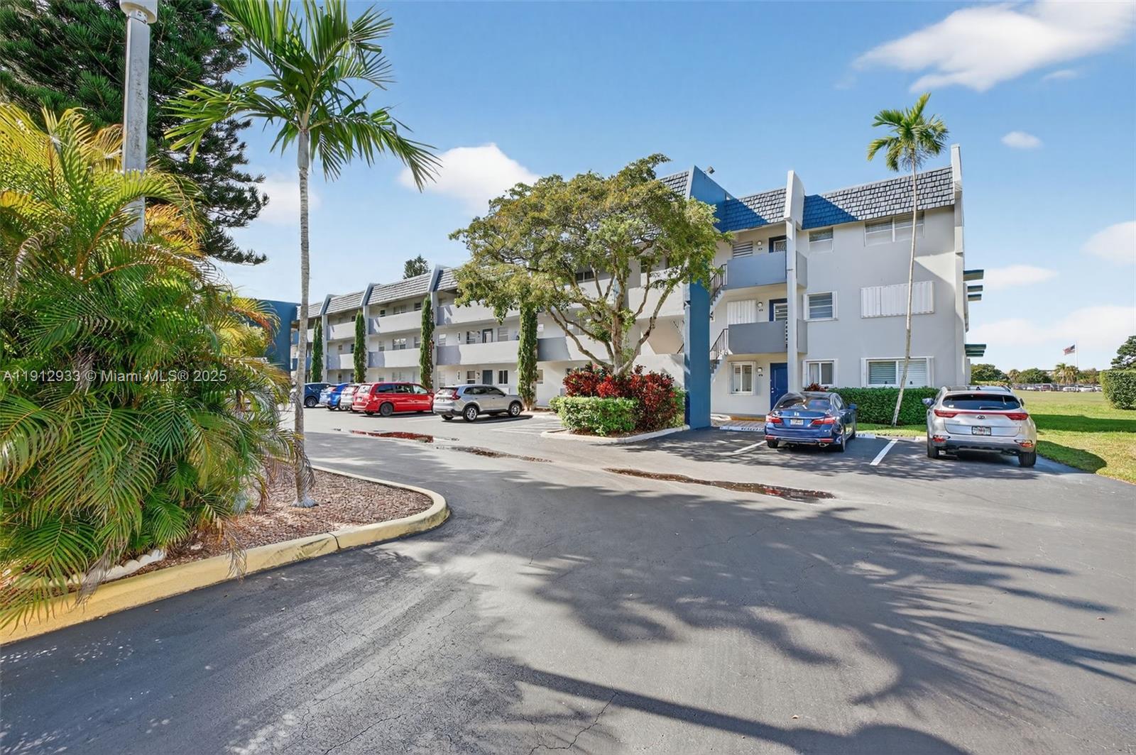 ORIOLE GOLF & TENNIS CLUB - Residential