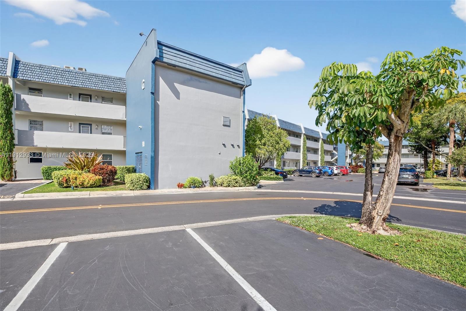 ORIOLE GOLF & TENNIS CLUB - Residential