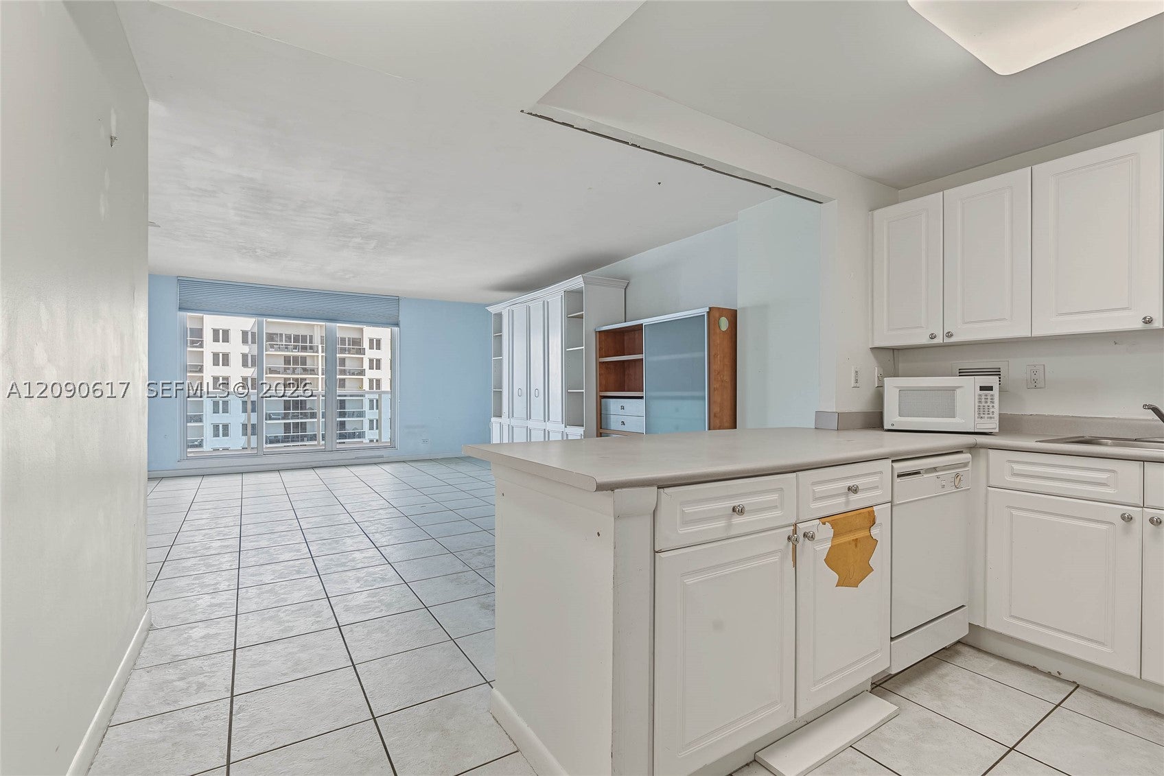 2301 Collins Ave 1420