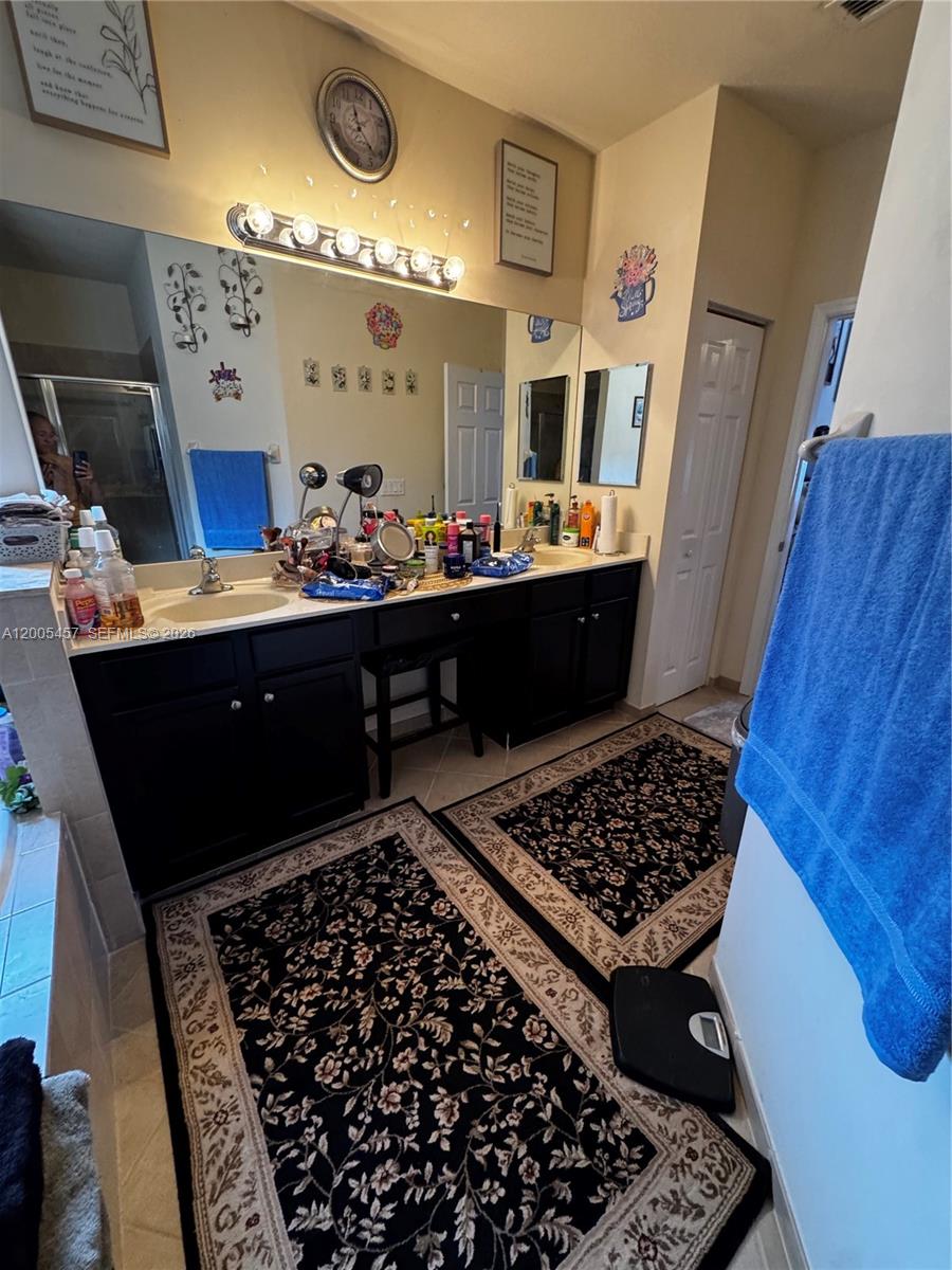 BAYWINDS OF FLORES - Residential