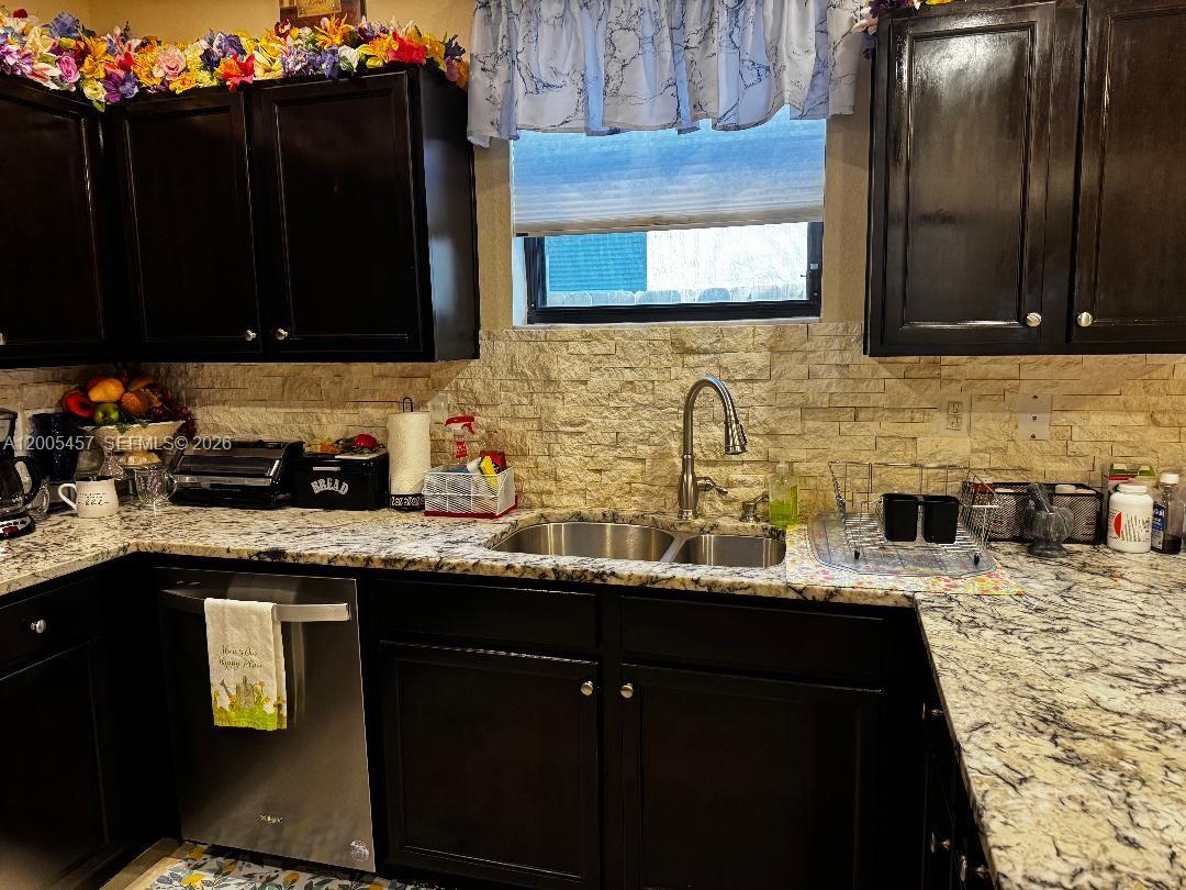 BAYWINDS OF FLORES - Residential