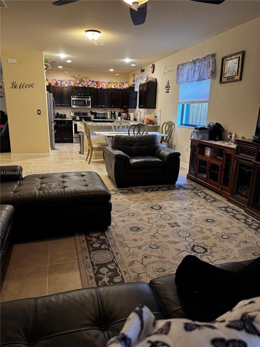 BAYWINDS OF FLORES - Residential