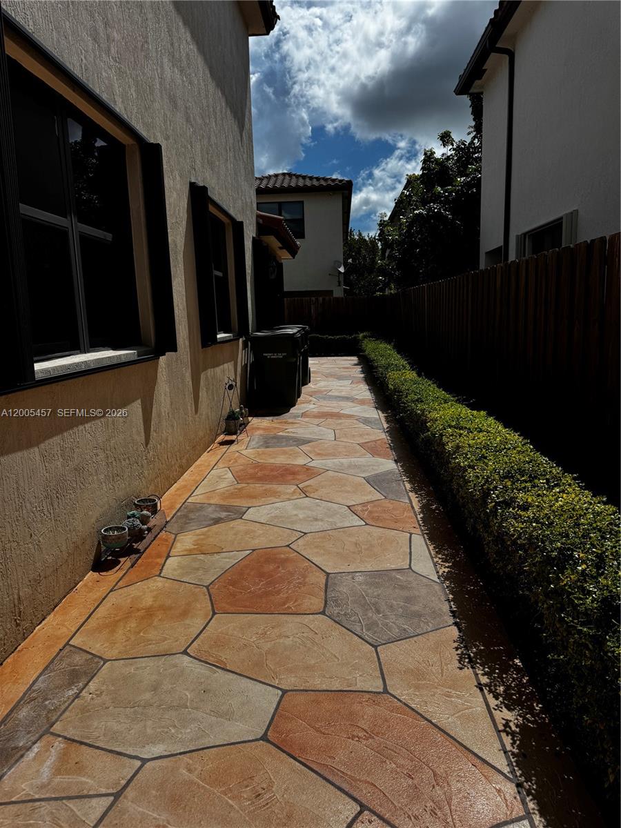 BAYWINDS OF FLORES - Residential