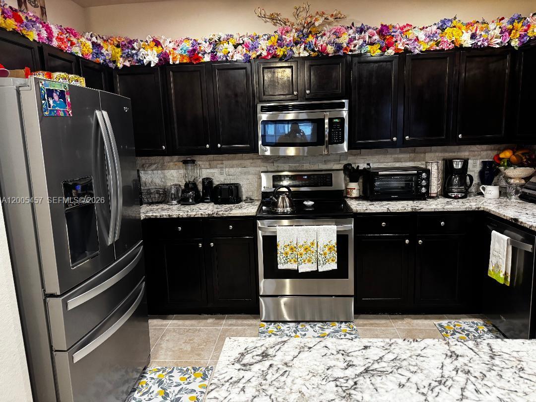 BAYWINDS OF FLORES - Residential