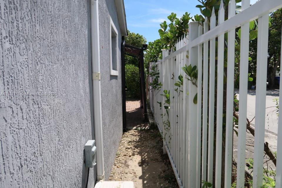 N MIAMI ESTATES - Residential Lease