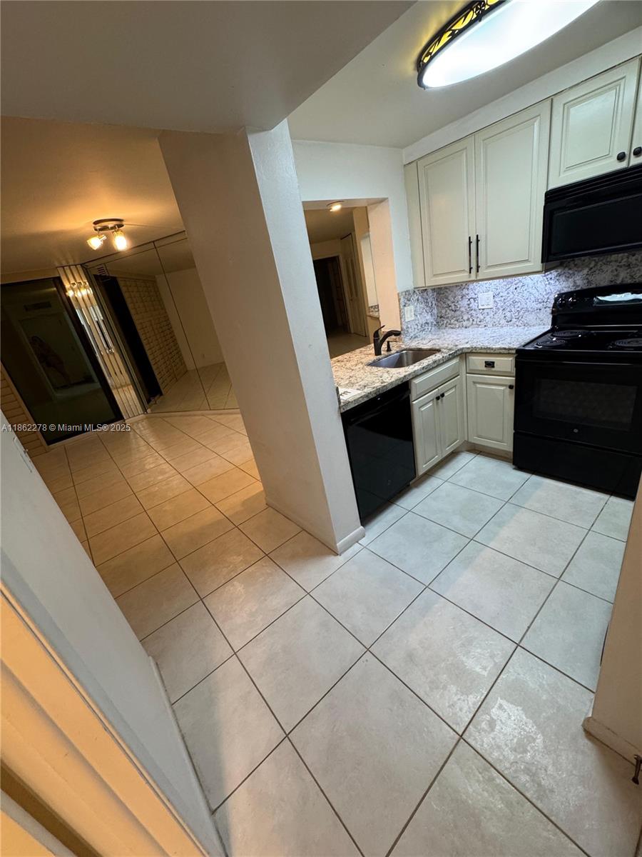 RIVER REACH CONDOMINIUM V - Residential Lease