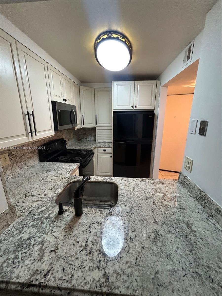 RIVER REACH CONDOMINIUM V - Residential Lease