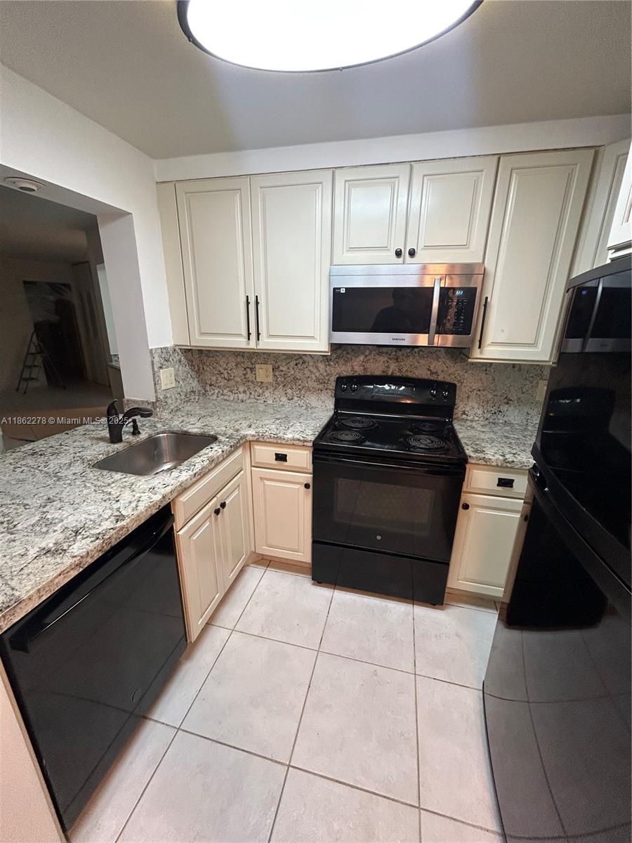 RIVER REACH CONDOMINIUM V - Residential Lease