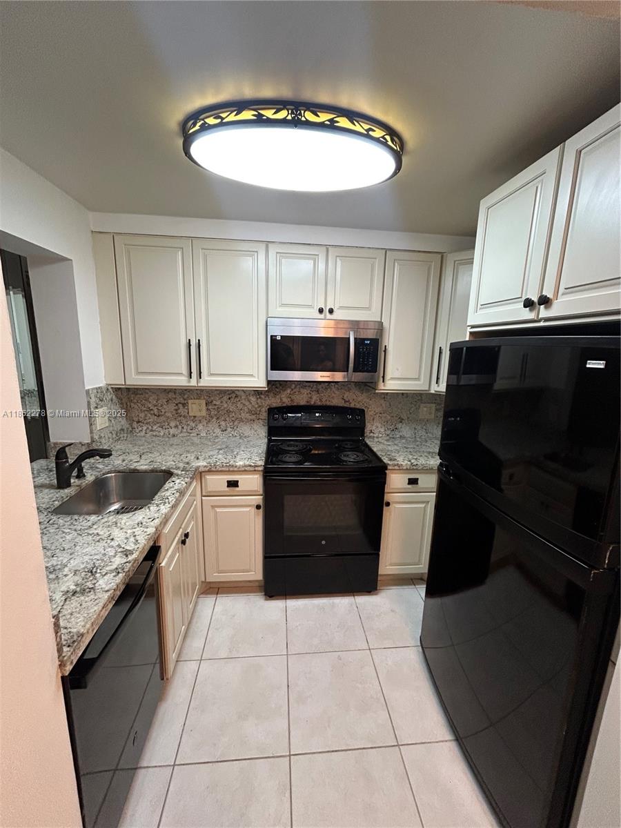 RIVER REACH CONDOMINIUM V - Residential Lease