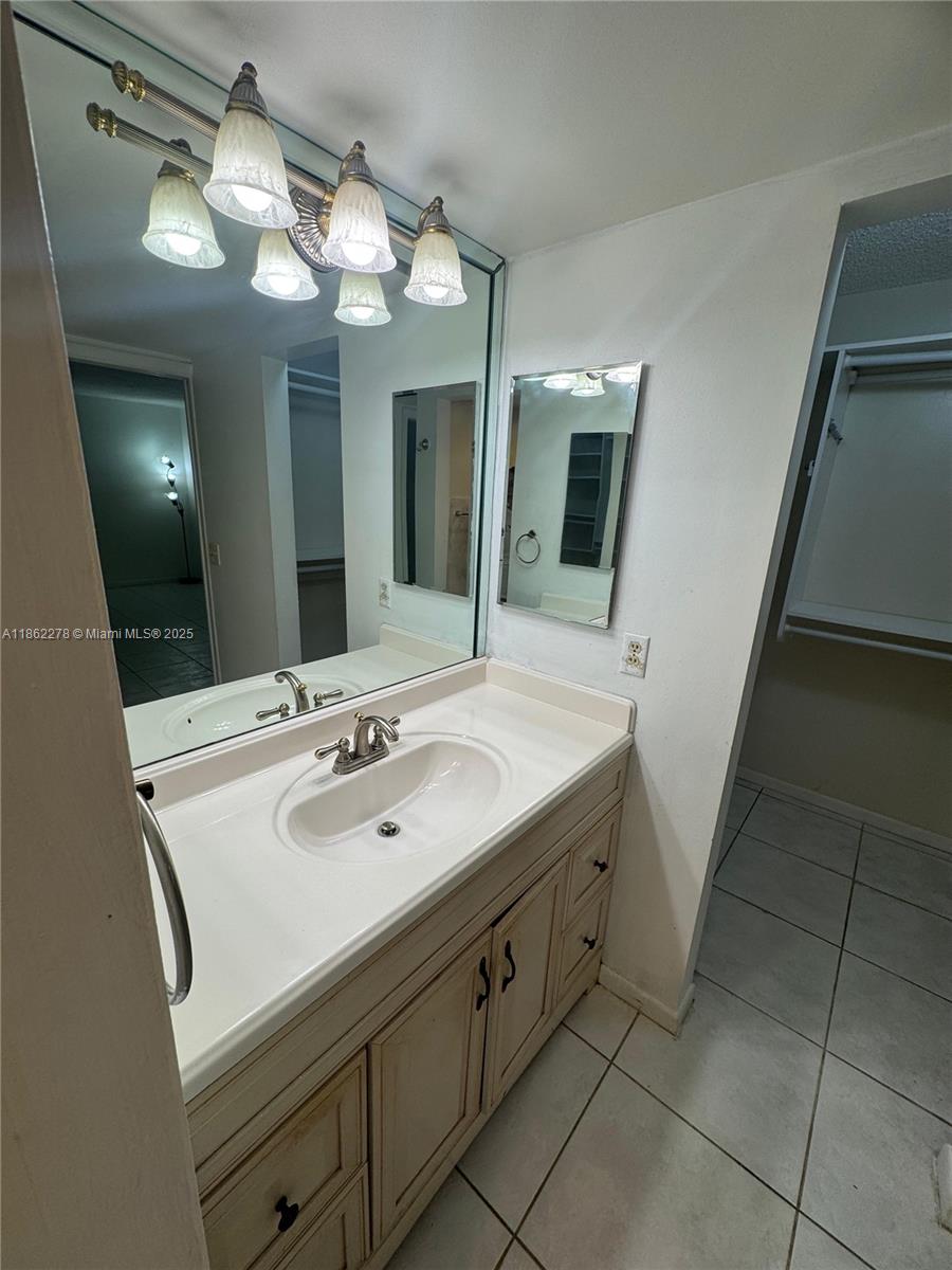 RIVER REACH CONDOMINIUM V - Residential Lease