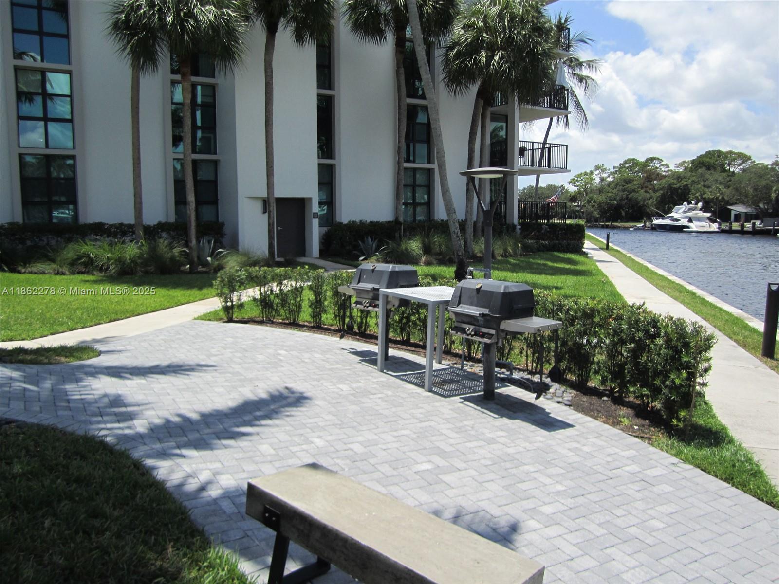 RIVER REACH CONDOMINIUM V - Residential Lease