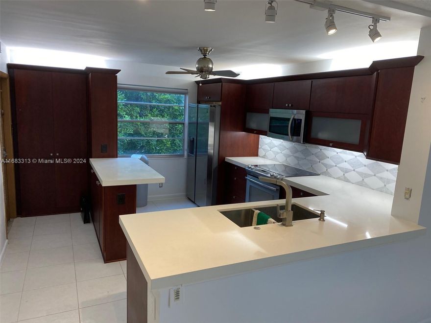 Owner is ready to sell ....  emotional ties to unit are gone...  show it... and let's make a deal !!!!

Exceptional Value and easy to show together with the fact that this Owner has already purchased and closed on a condo in the same community EQUALS....  Fabulous opportunity.

This Corner Condo + 2 bedrooms 2baths + spacious 1198 sq ft  interior + 171' screened balcony + freshly painted is the opportunity you have been looking for.