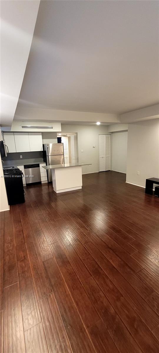 Beautiful remodeled apartment available, 1 bedroom 1 bathroom in the North Beach area, a few blocks from Manolo, semi-furnished, easy to rent
