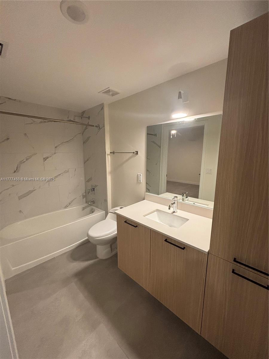 16395 Biscayne Blvd TH 6