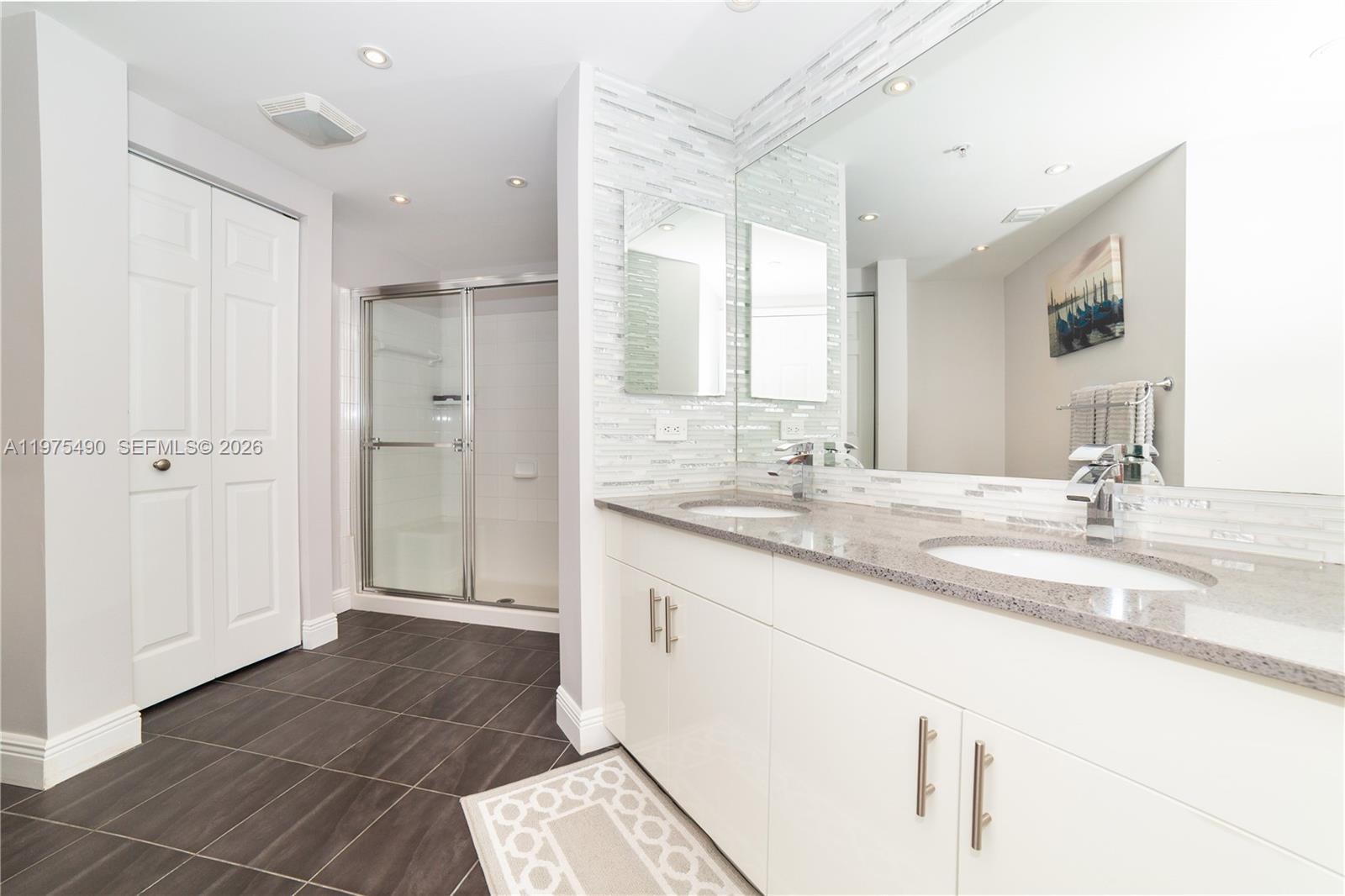 PORTO BELLAGIO CONDO - Residential