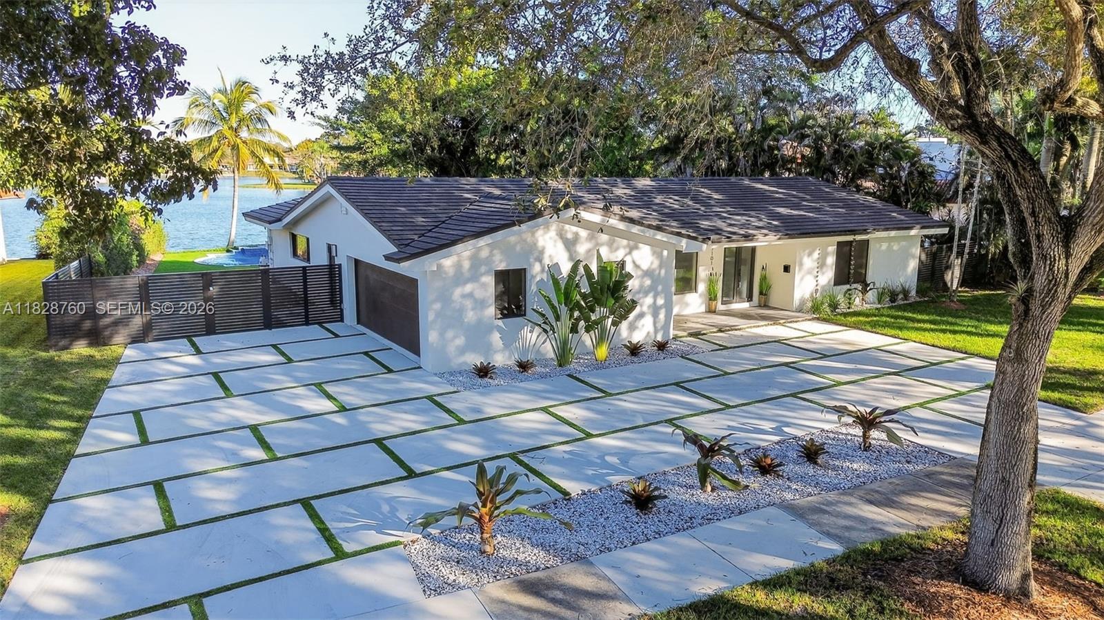 7101 E Troon Cir, Miami Lakes, FL, 33014/$2,219,500 2 7101 E Troon Cir