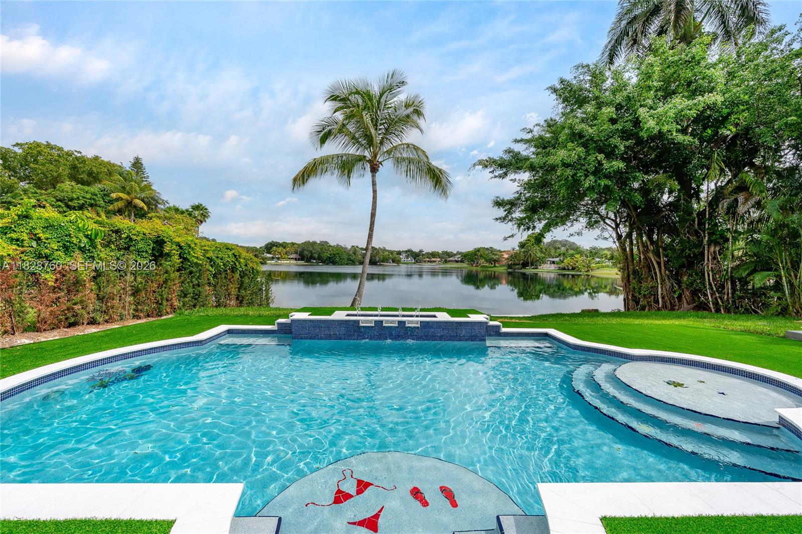 7101 E Troon Cir, Miami Lakes, FL, 33014/$2,219,500 4 7101 E Troon Cir