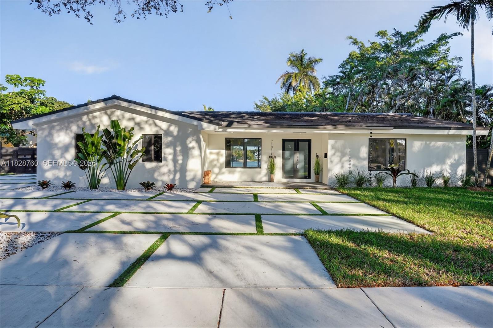 7101 E Troon Cir, Miami Lakes, FL, 33014/$2,219,500 1 7101 E Troon Cir