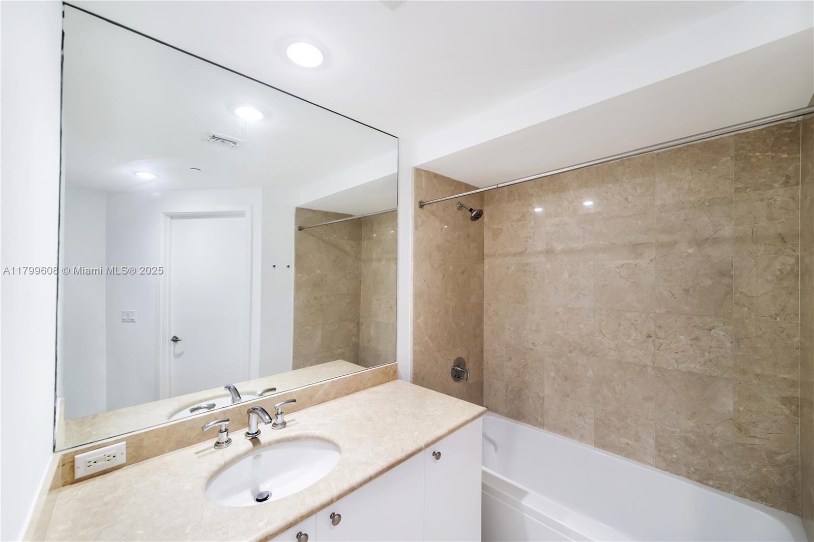 CARBONELL CONDO - Residential