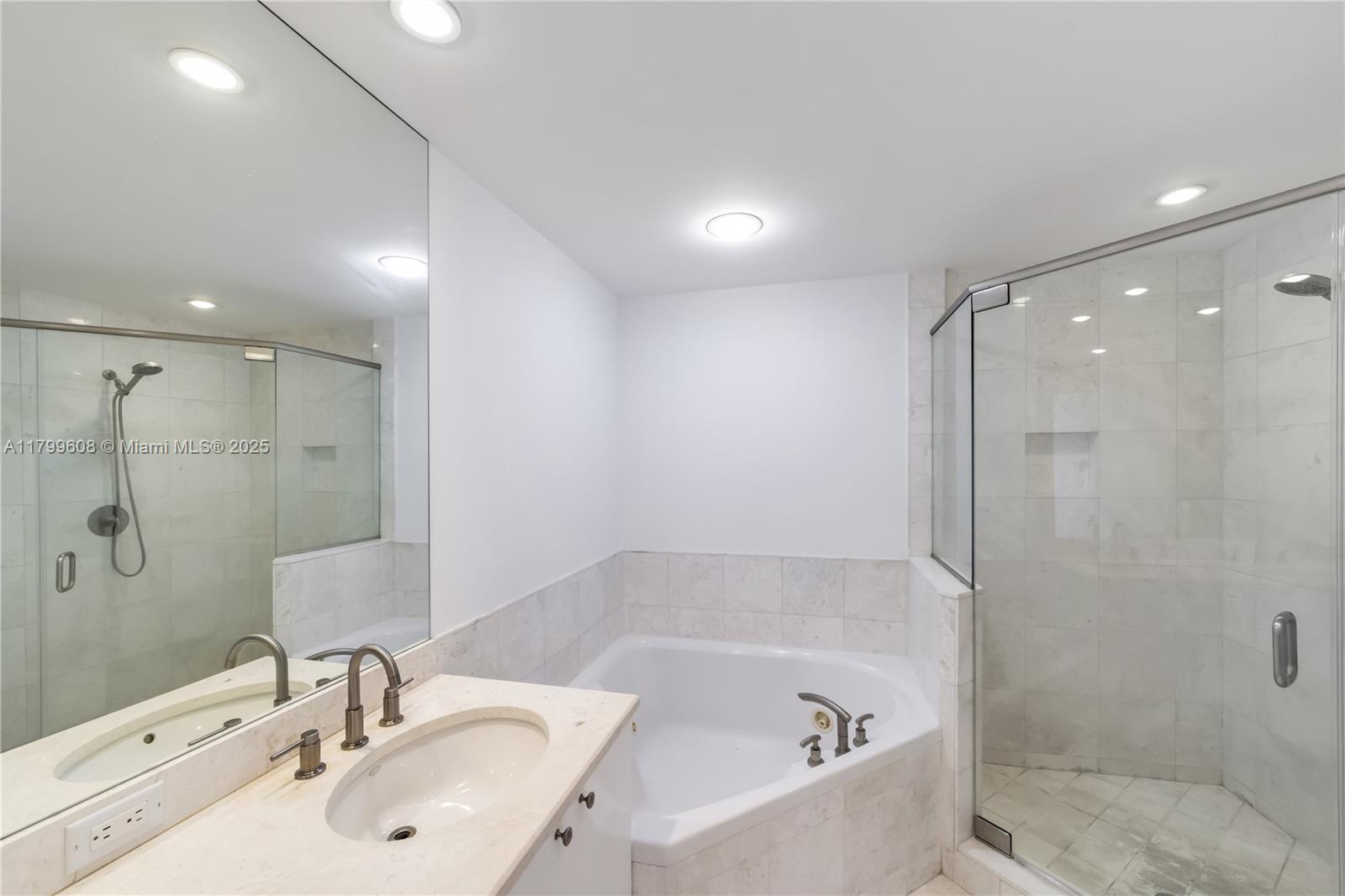 CARBONELL CONDO - Residential
