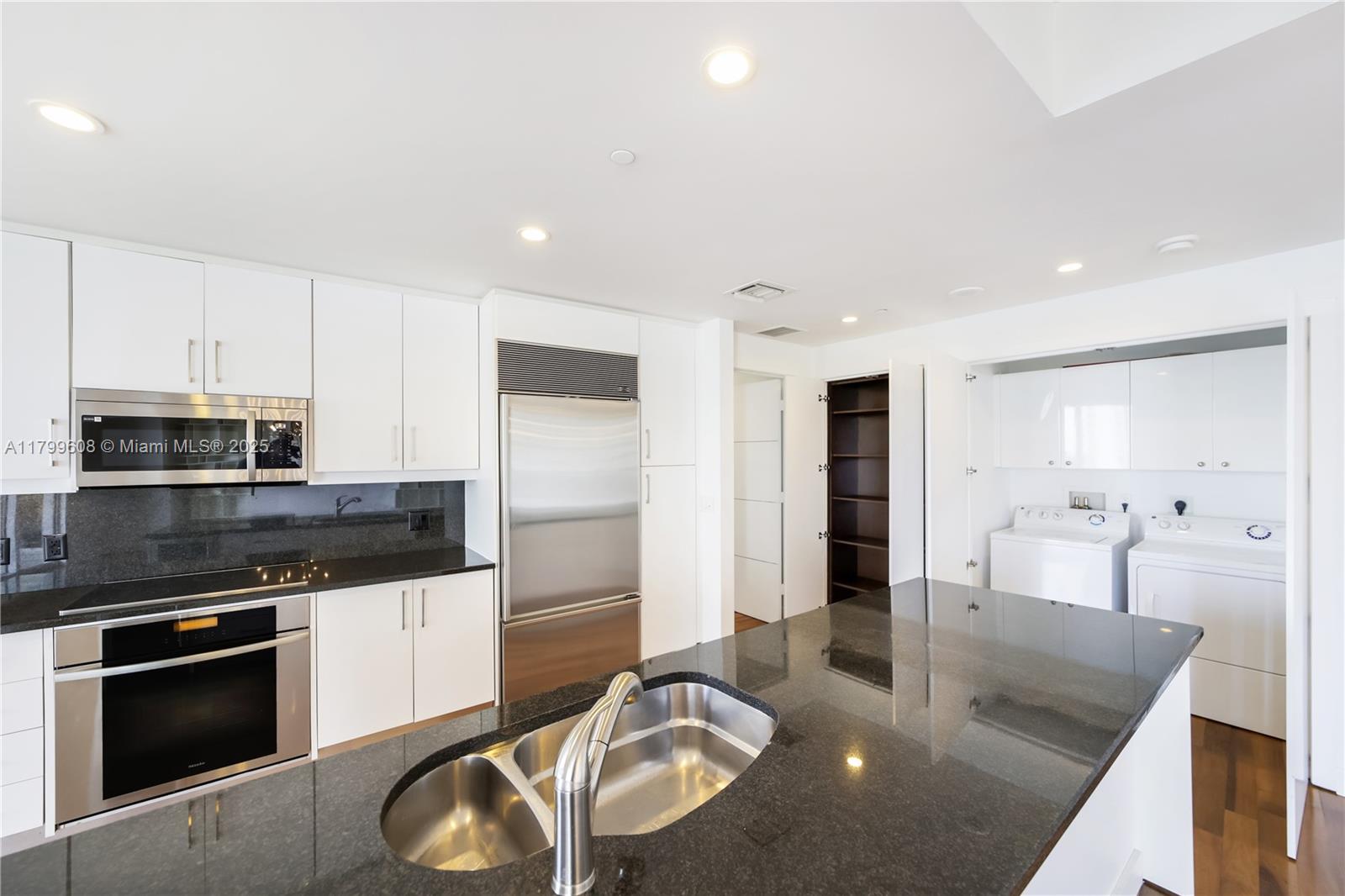 CARBONELL CONDO - Residential