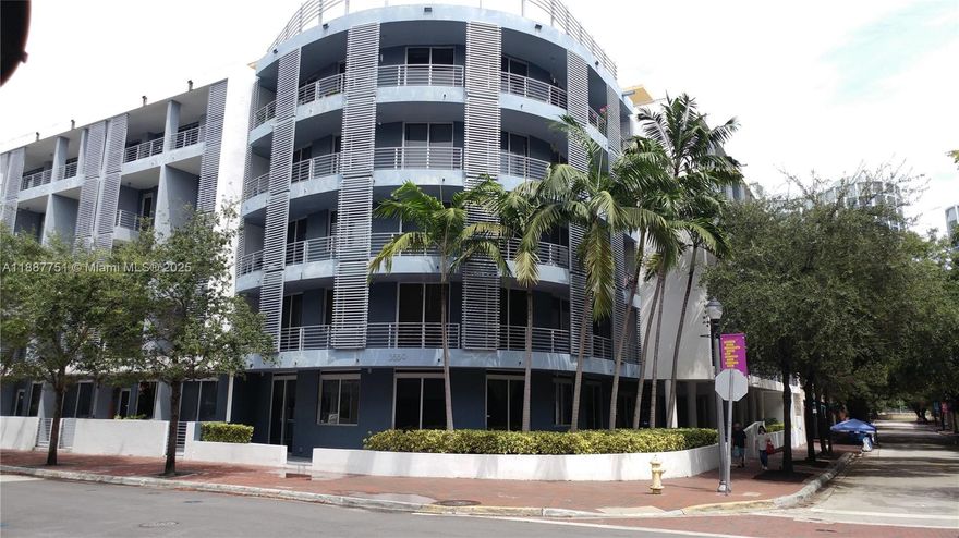 Come and work in the most chic area of Miami. Take a brake whenever you feel like to visit the many restaurants and shops in the area. It's an open space design-ready. Bring your divisional walls, or none at all. We have the MOST affordable rent in the entire area. Do not miss this chance! Email us today.