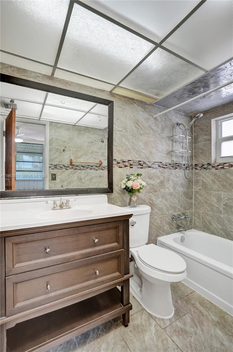 LAUDERDALE OAKS CONDO XI - Residential