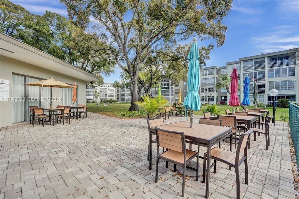 LAUDERDALE OAKS CONDO XI - Residential