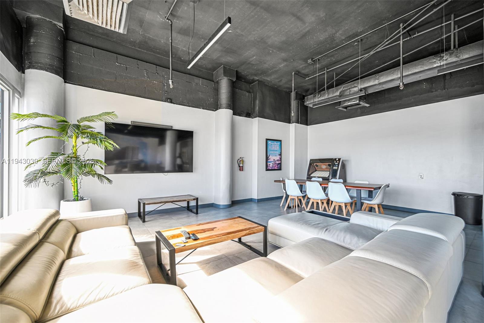 KING COLE CONDO - Residential