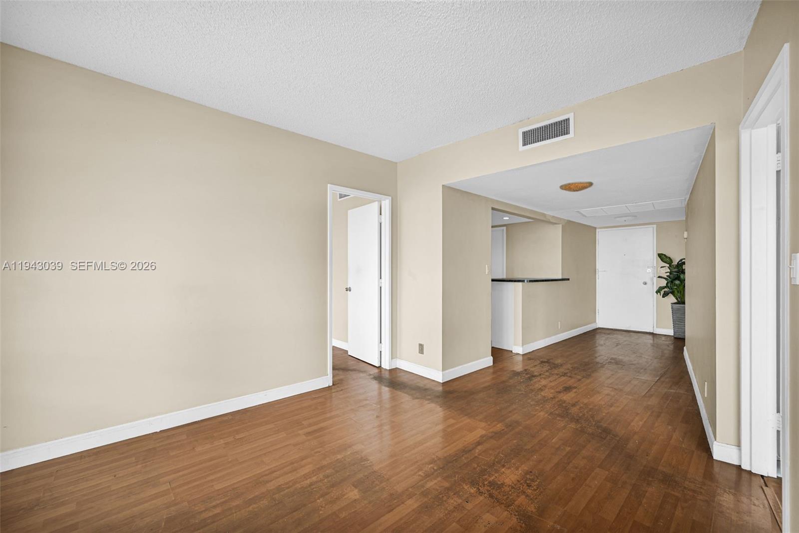 KING COLE CONDO - Residential