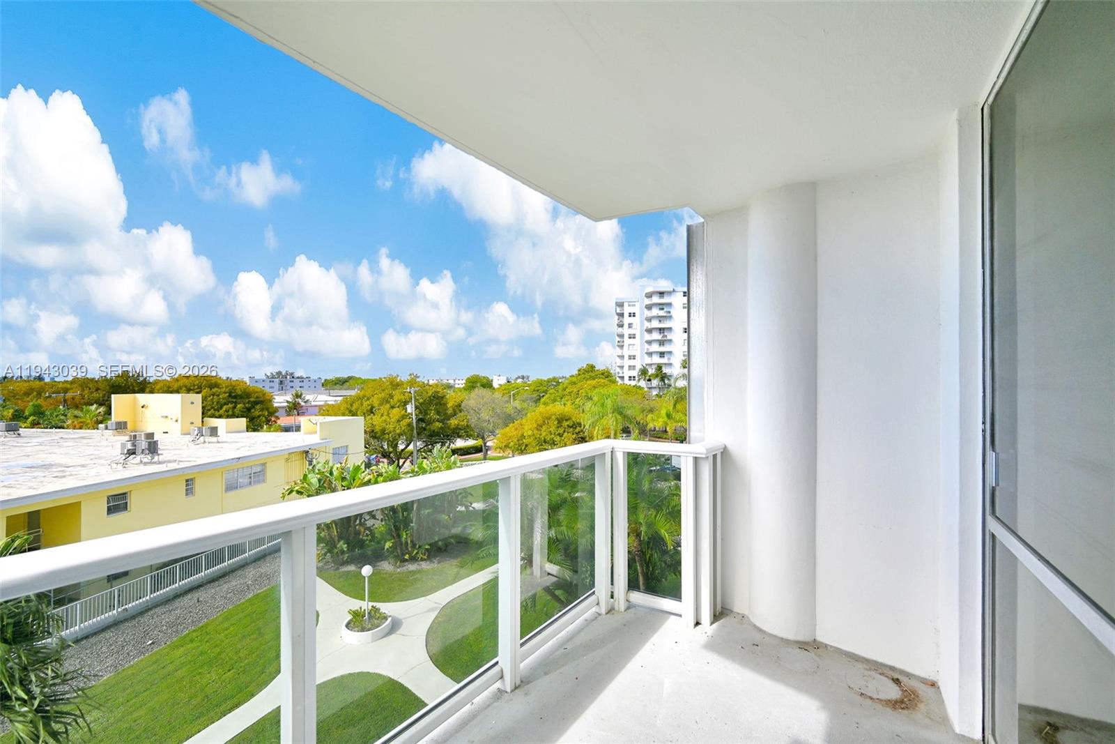 KING COLE CONDO - Residential