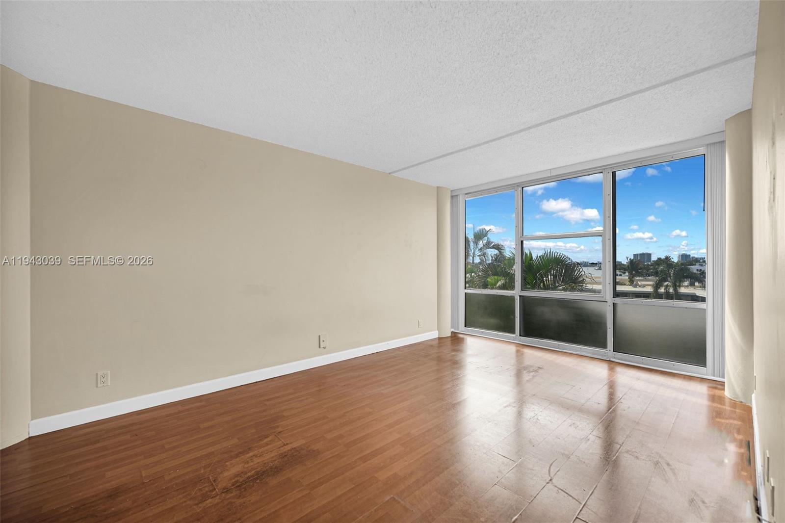 KING COLE CONDO - Residential