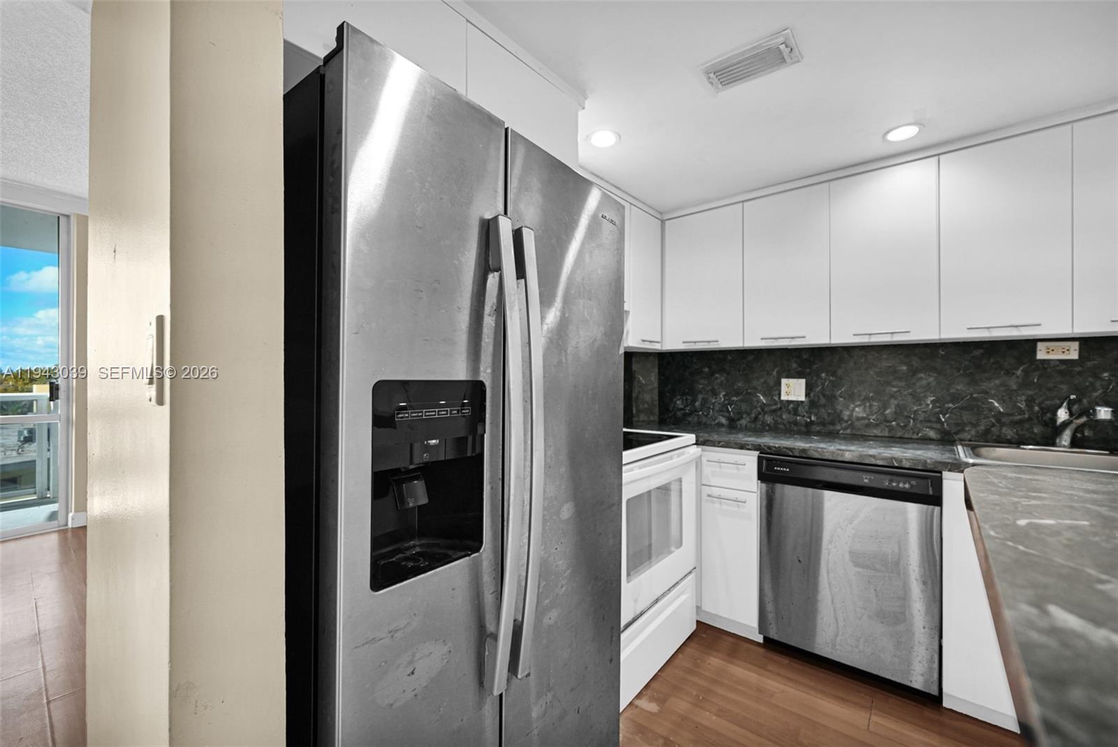 KING COLE CONDO - Residential