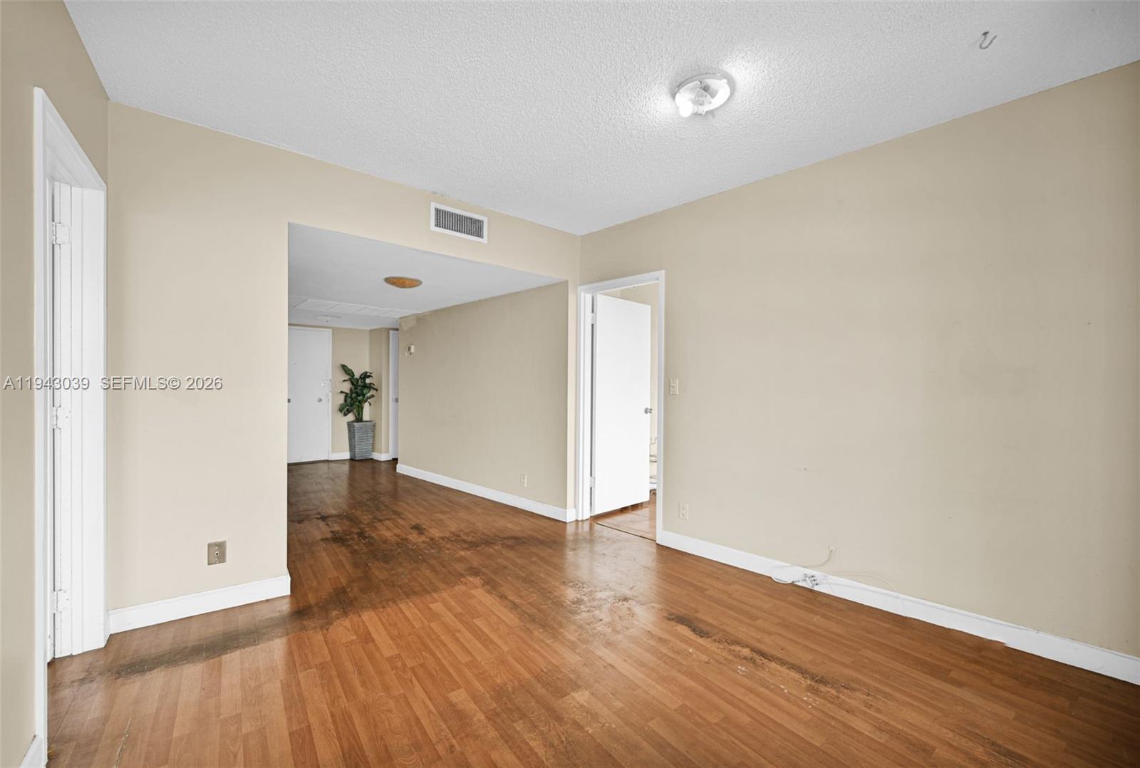 KING COLE CONDO - Residential