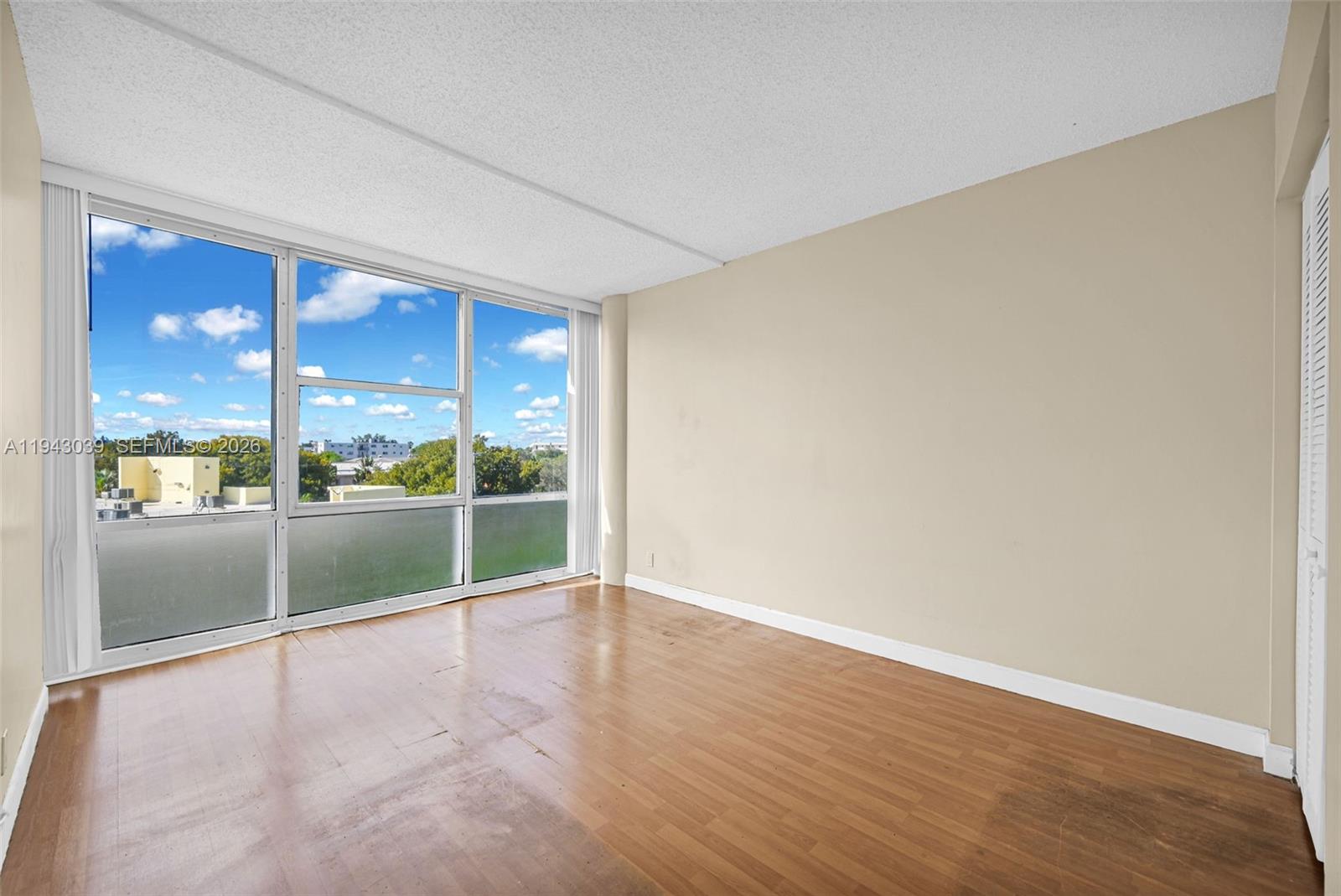 KING COLE CONDO - Residential