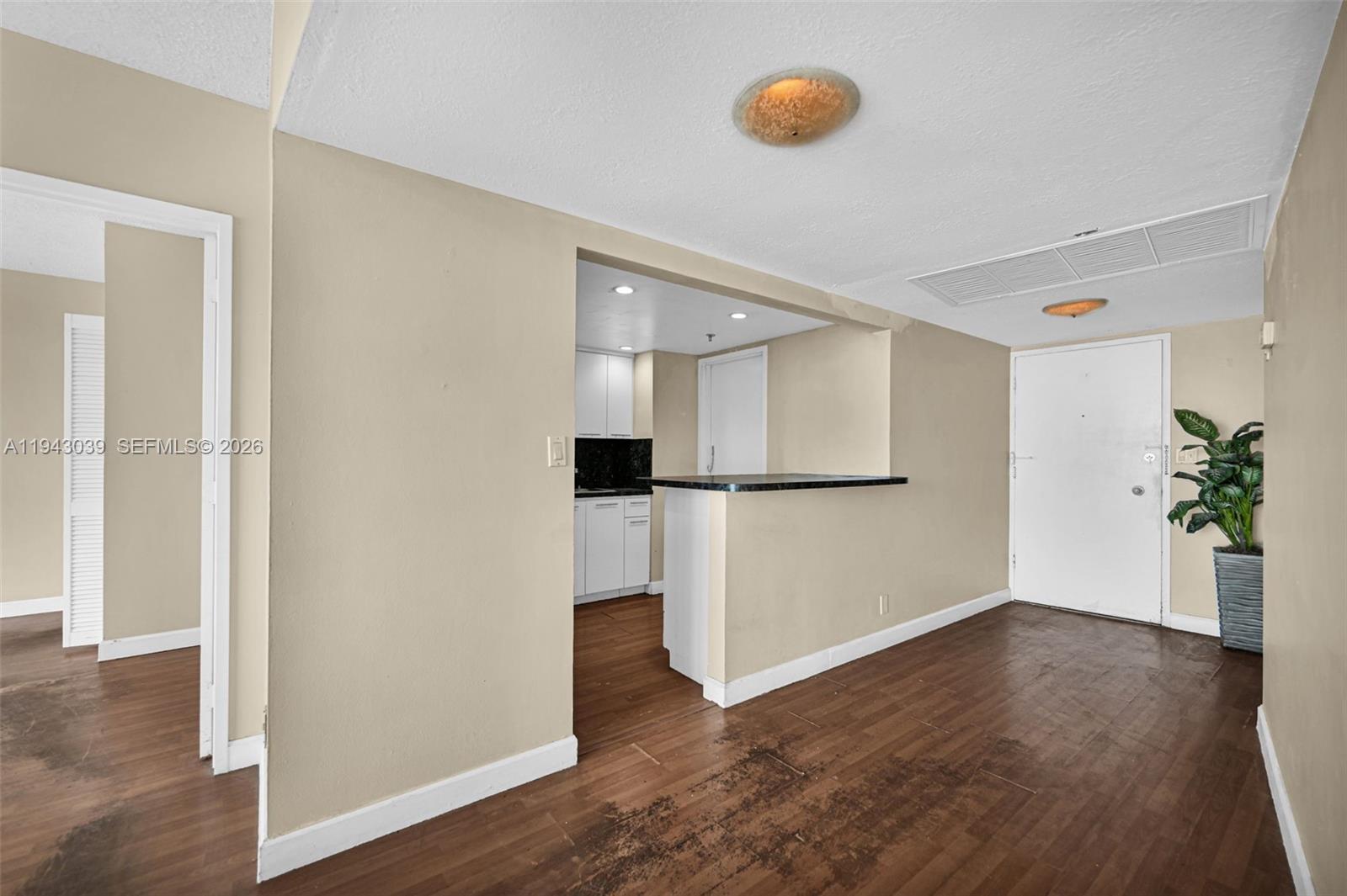 KING COLE CONDO - Residential