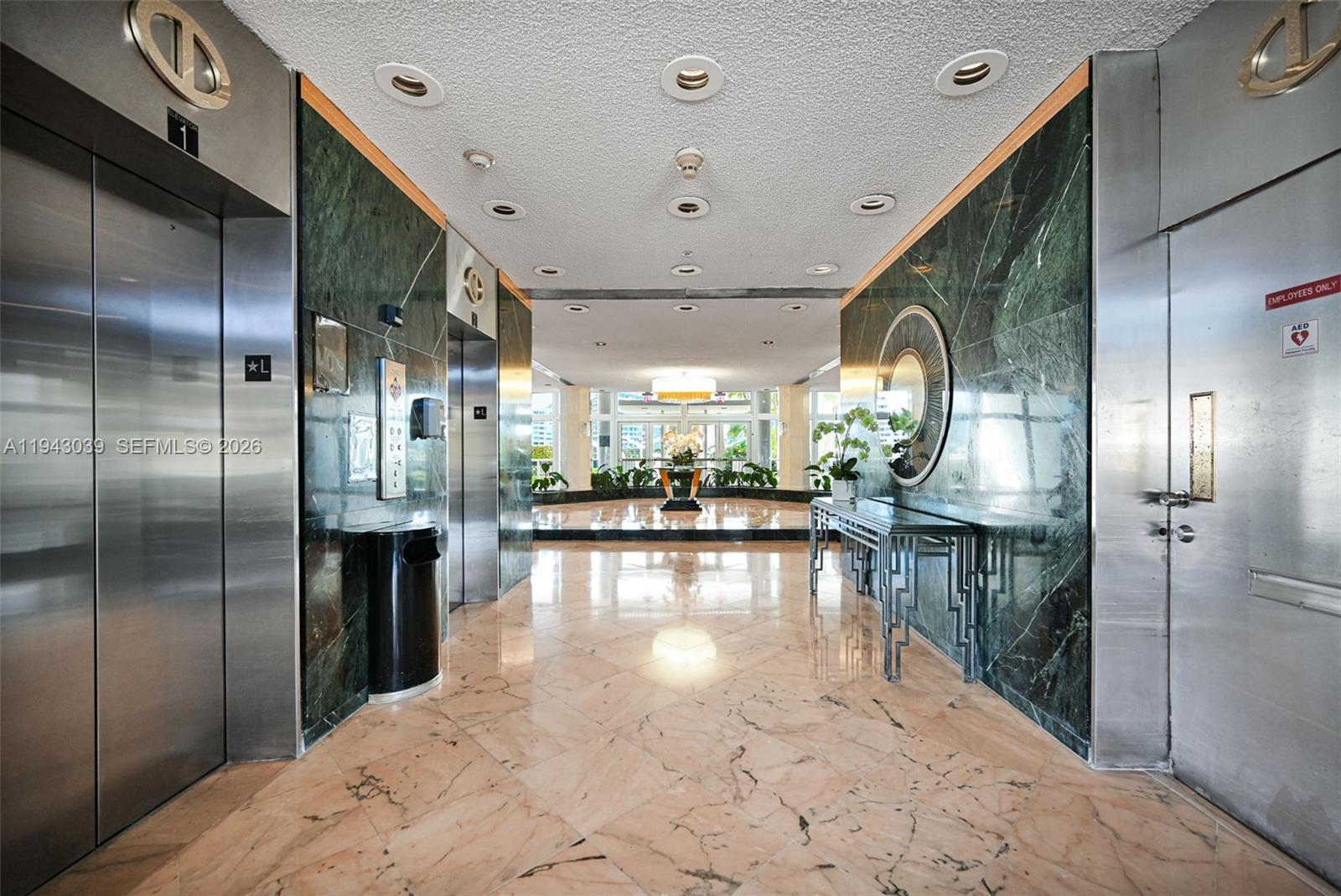 KING COLE CONDO - Residential