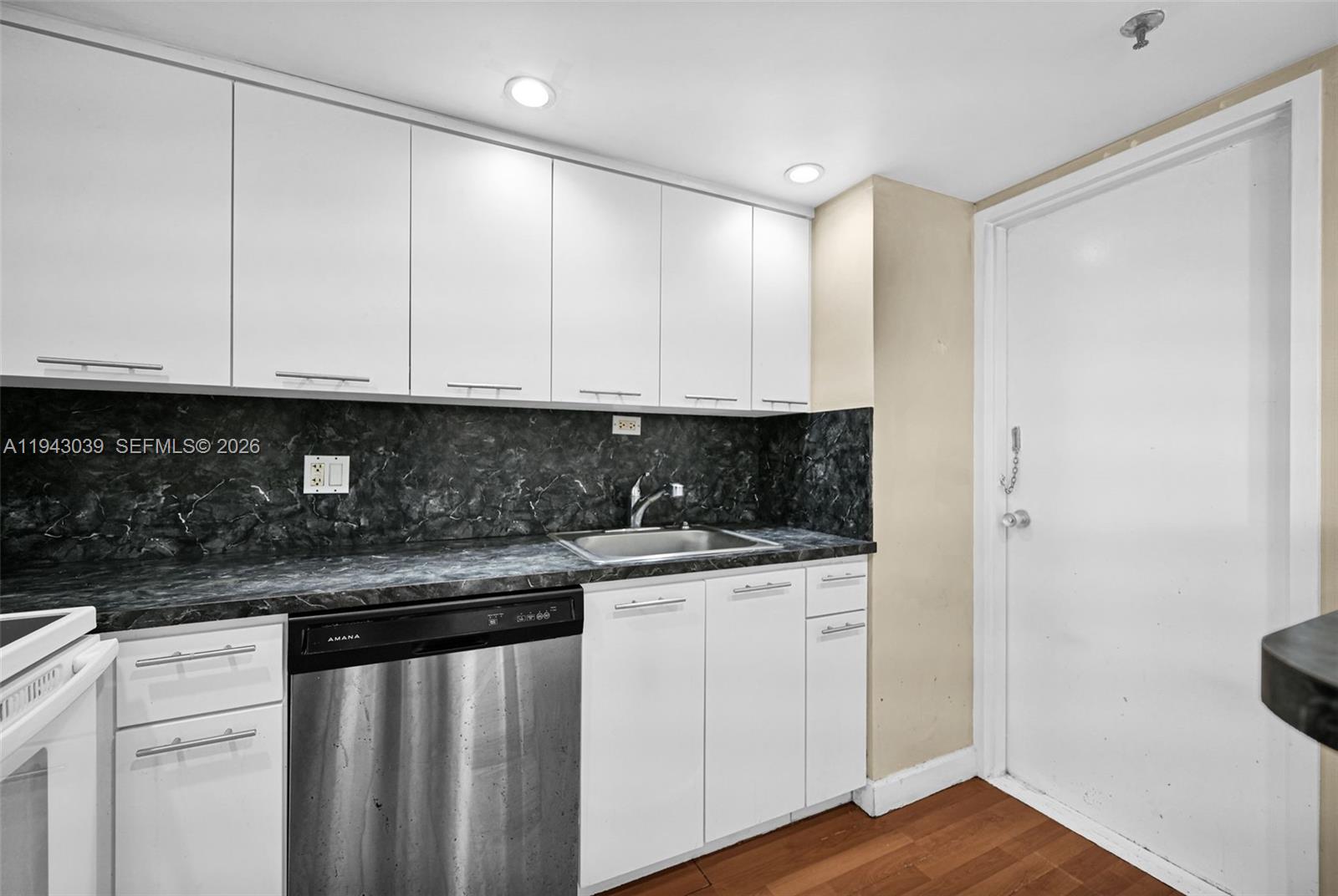 KING COLE CONDO - Residential