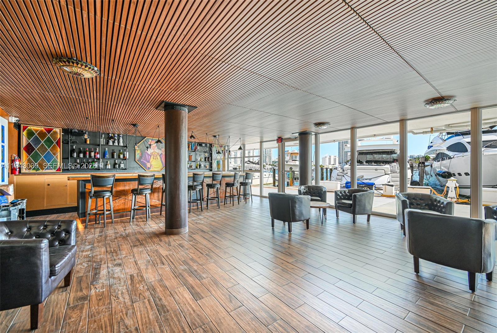 KING COLE CONDO - Residential