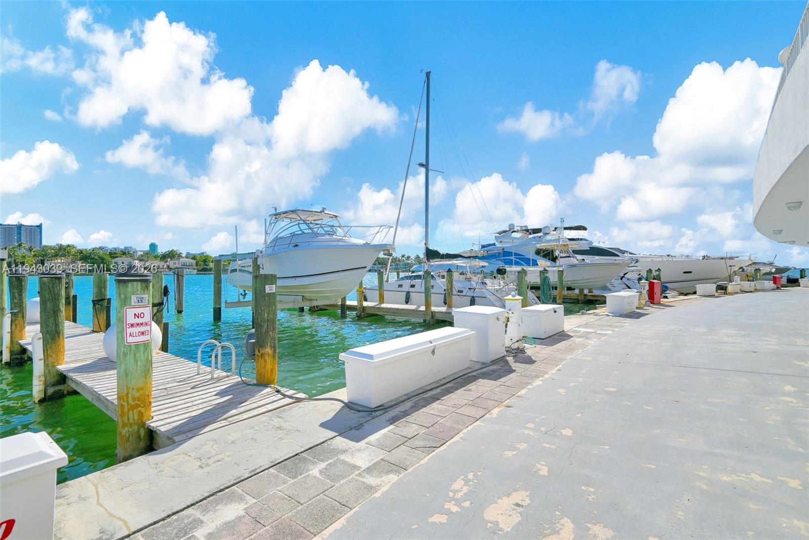 KING COLE CONDO - Residential