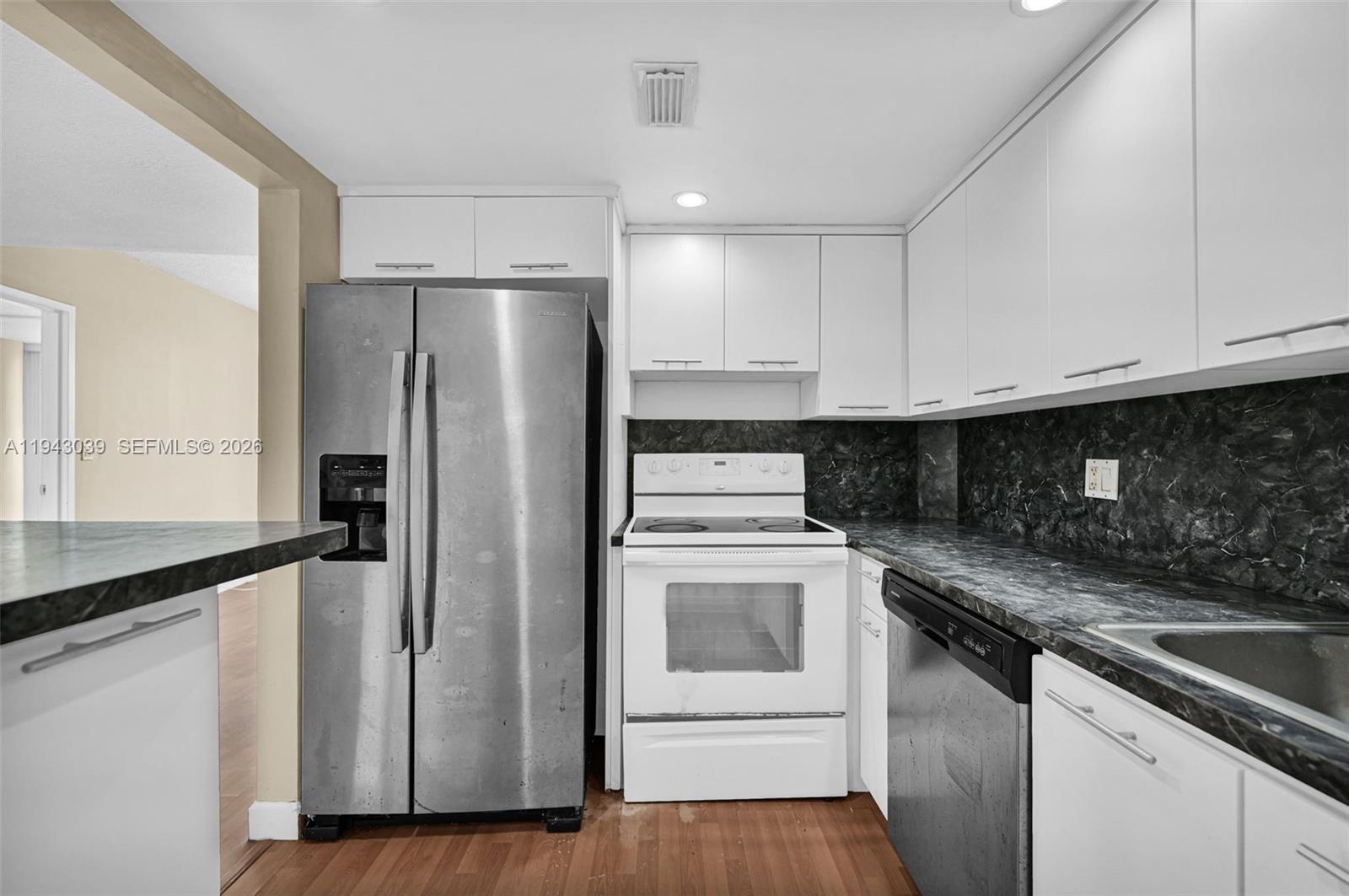 KING COLE CONDO - Residential