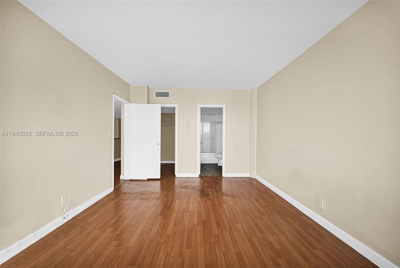 KING COLE CONDO - Residential