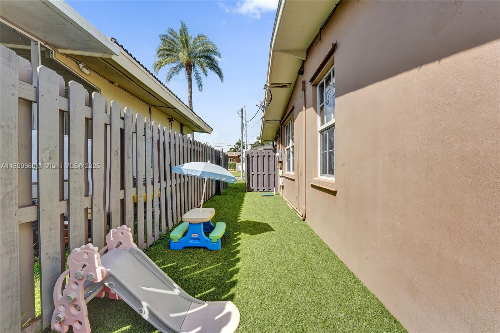 LAUDERDALE ISLES NO 2-BLK - Residential