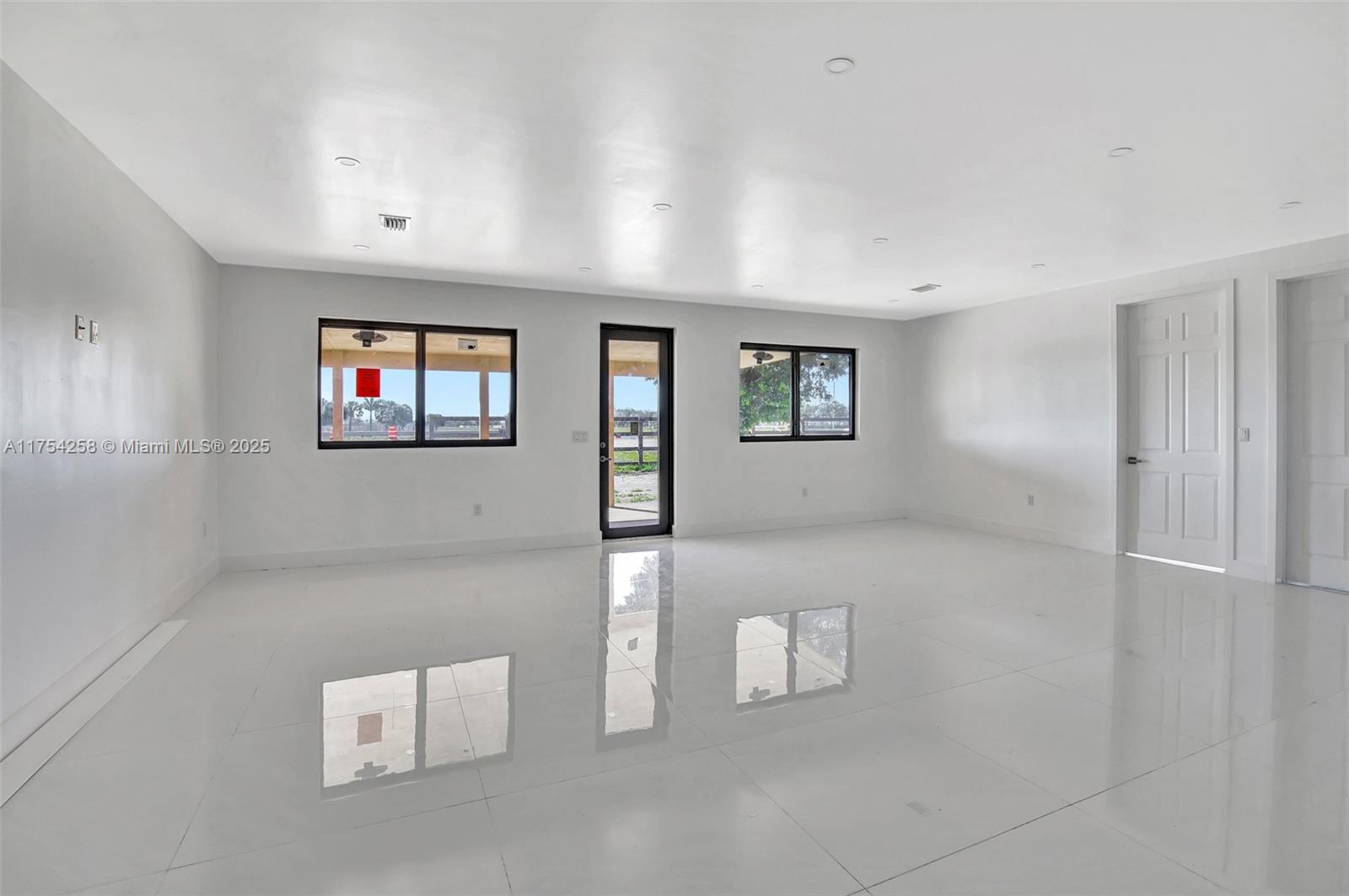 COUNTRY CLUB RANCHES SEC - Residential