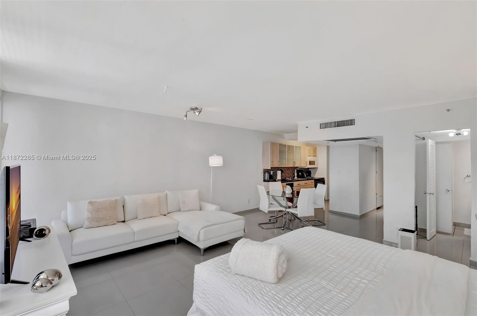 THE DECOPLAGE CONDO - Residential