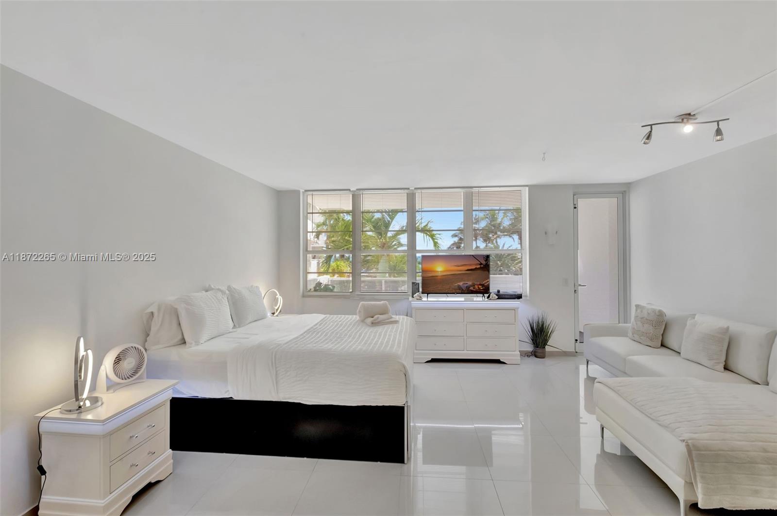 100 Lincoln Rd 417