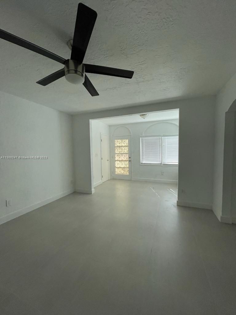 Great studio! Completely Remodel, new floors, new kitchen, new appliances. Fast Approval! A few blocks from the beach & Shops.